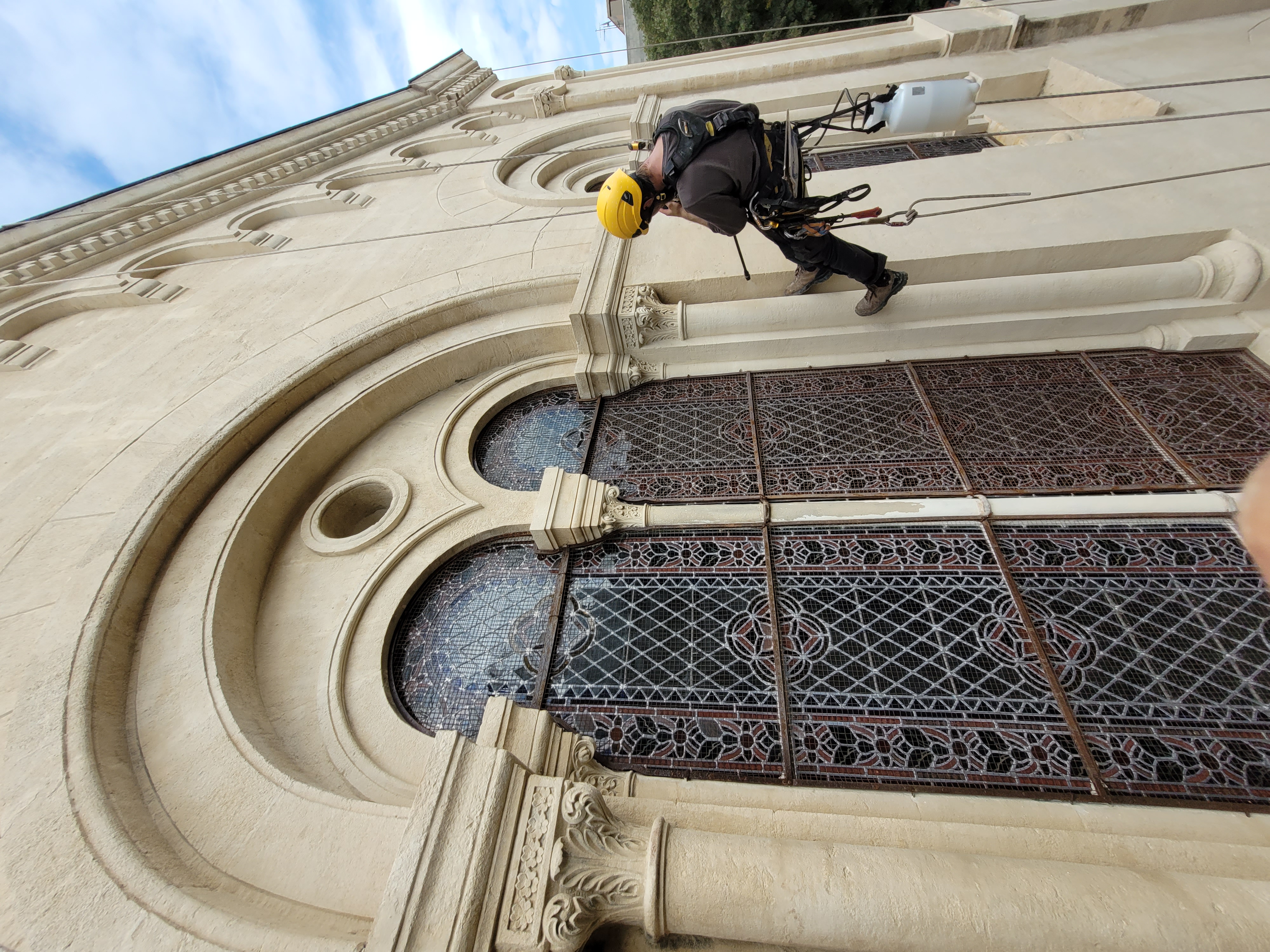 Travaux sur cordes pour l'application de produits hydrofuges sur l'glise protestante Le Temple Maguelone  Montpellier