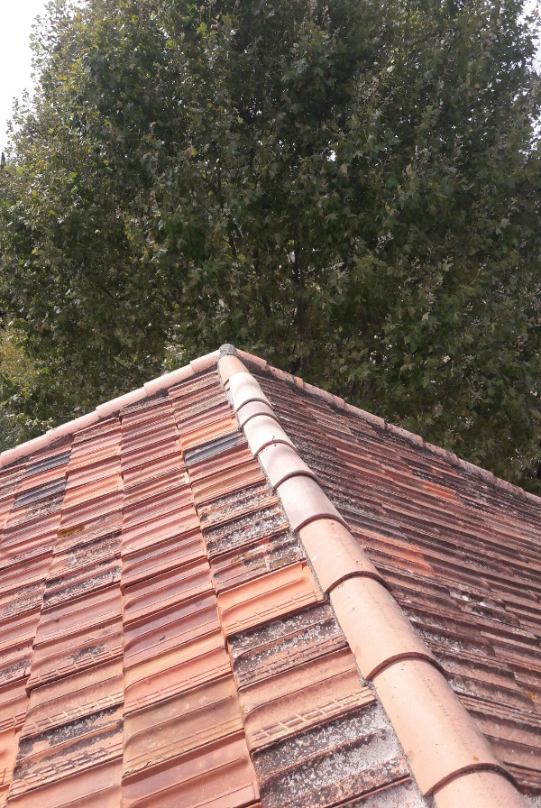 Travaux en accs difficiles pour remplacer les tuiles sur un toit