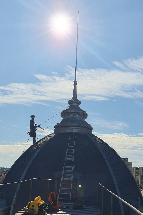 Nous avons travaill l'tanchit d'une verrire Place de la Comdie  Montpellier. Lquipe est intervenue car les prcdentes intempries ont caus des fuites sur le toit du btiment.