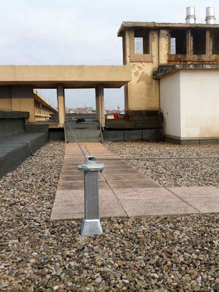 Pose d'un dispositif de scurit-Ligne de vie-de 250 mtres, sur les toits terrasse de La Poste Rondelet
