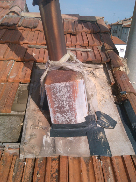 Enlvement d'une chemine et reconstitution de la toiture en accs difficile